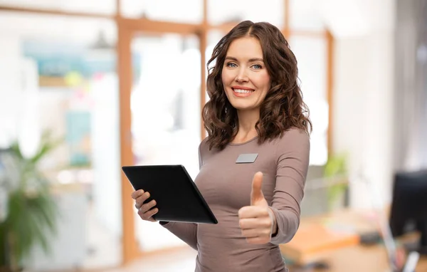 Kobieta z komputera typu tablet przedstawienie kciuki w górze w urzędzie — Zdjęcie stockowe