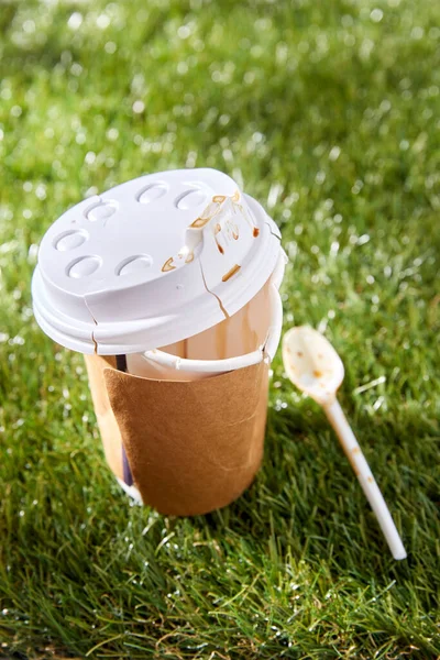 Крупним планом використовувана одноразова чашка кави на траві — стокове фото