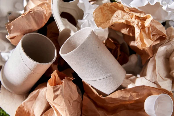 Närbild av skrynkligt pappersavfall på gräs — Stockfoto