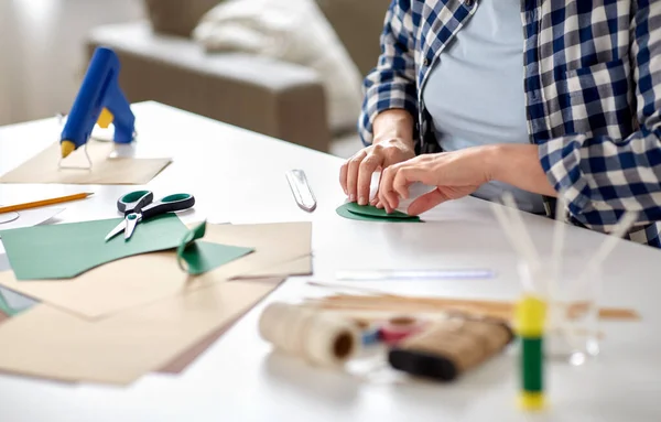 Žena dělá papírenské řemeslo doma — Stock fotografie