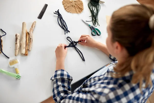 Woman making macrame and knotting cords — Stock Photo, Image