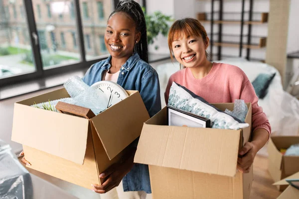 Vrouwen met dozen verhuizen naar nieuw huis — Stockfoto