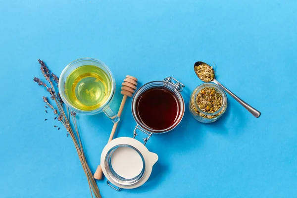 Šálek bylinkového čaje, medu a suchých heřmánkových květů — Stock fotografie