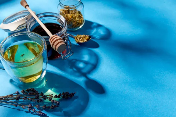 Taza de té de hierbas, miel y flores secas de manzanilla —  Fotos de Stock