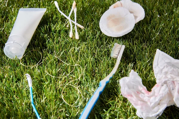 Close up of used garbage on grass — 图库照片