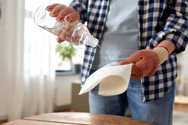 Mulher desengordurando superfície de mesa velha com solvente — Fotografia de Stock