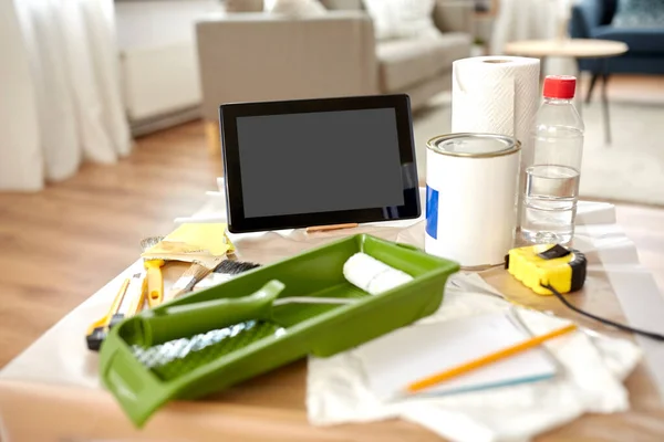Close up of tablet pc and painting tools on table — Stock Photo, Image