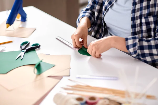 Mujer haciendo artesanía de papel en casa —  Fotos de Stock