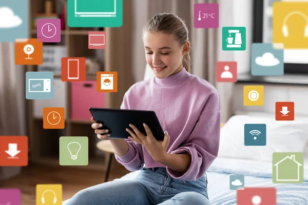 Κορίτσι με tablet PC στο σπίτι πάνω από εικονικά εικονίδια — Φωτογραφία Αρχείου