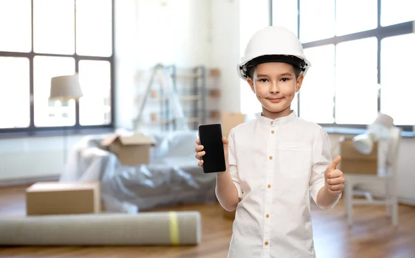 Niño pequeño en casco de construcción con teléfono inteligente — Foto de Stock