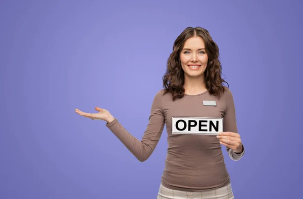 Assistente de loja feminino feliz com sinal aberto — Fotografia de Stock