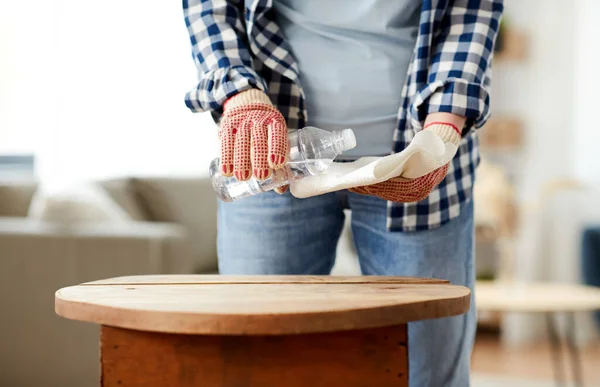 Mujer desengrasante superficie de la mesa vieja con disolvente —  Fotos de Stock