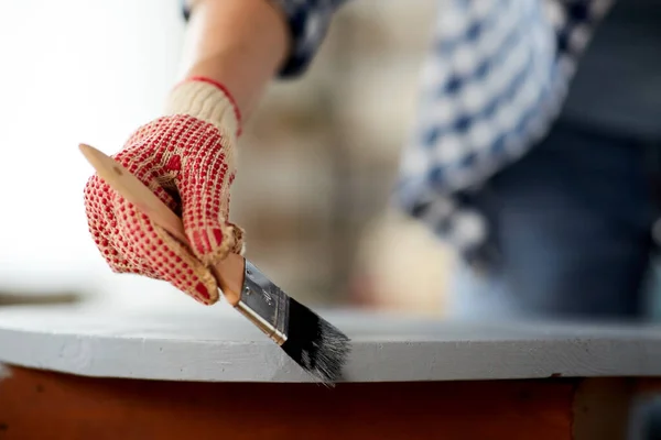 Hand painting old wooden table in grey color — Stockfoto