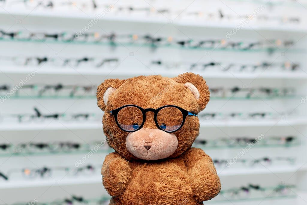 Teddy bear toy in glasses over eyeglasses store — Foto de stock