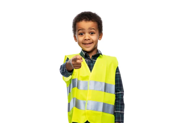 Kleine jongen in veiligheidsvest over witte achtergrond — Stockfoto