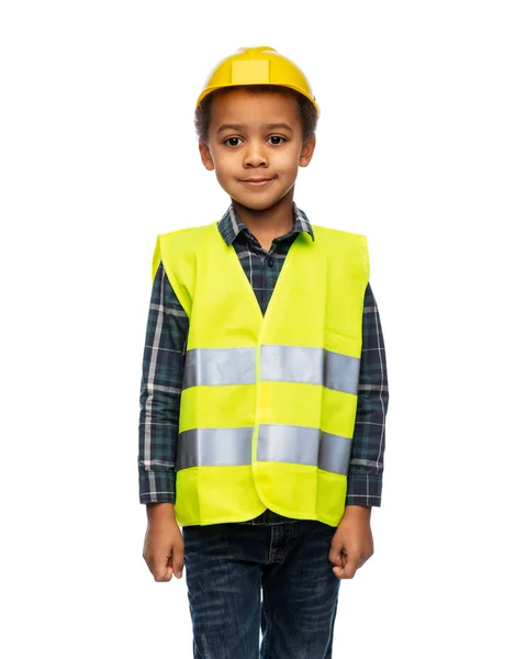 Liten pojke i skyddsväst och bygghjälm — Stockfoto