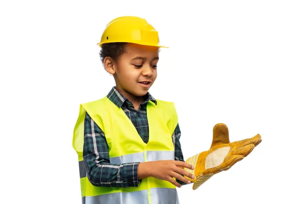 Kleine jongen met handschoen in veiligheidsvest en helm — Stockfoto