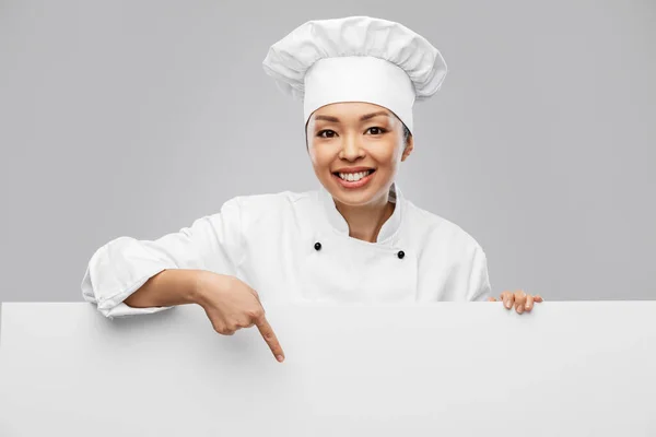 Chef feminino sorridente com placa branca — Fotografia de Stock
