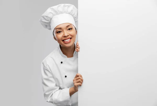 Chef feminino sorridente com placa branca — Fotografia de Stock