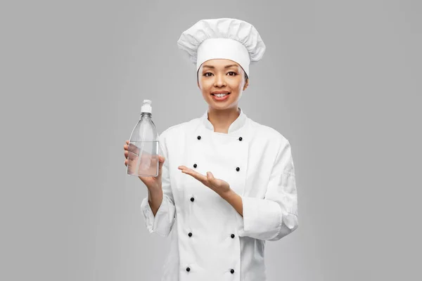 Chef femenina con desinfectante de manos o jabón líquido — Foto de Stock