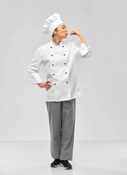 Gelukkig vrouwelijk chef tonen gourmet teken — Stockfoto