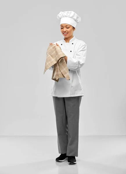 Chef mujer sonriente en chaqueta con toalla de cocina —  Fotos de Stock