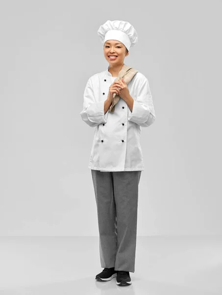 Chef mujer sonriente en chaqueta con toalla de cocina —  Fotos de Stock