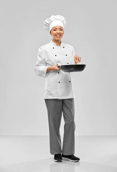 Chef feminino sorridente com frigideira — Fotografia de Stock