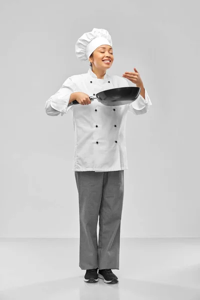 Улыбающаяся женщина-повар с сковородкой — стоковое фото