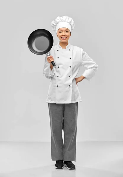 Chef feminino sorridente com frigideira — Fotografia de Stock