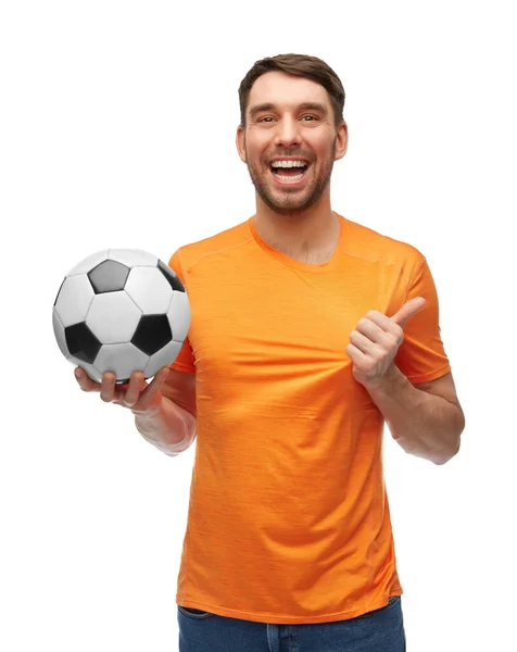 Homme souriant heureux ou fan de football avec ballon de football — Photo