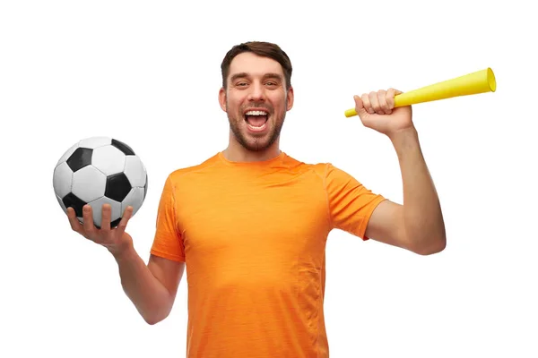 Fanático del fútbol masculino con pelota de fútbol y vuvuzela — Foto de Stock