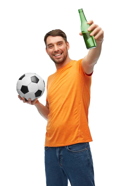 Fanático del fútbol feliz con pelota de fútbol y cerveza — Foto de Stock