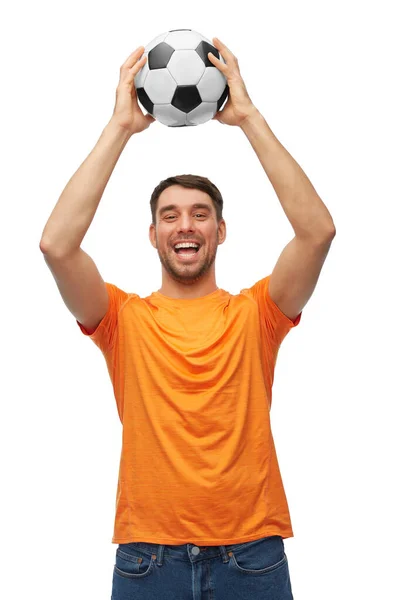 Homme souriant heureux ou fan de football avec ballon de football — Photo