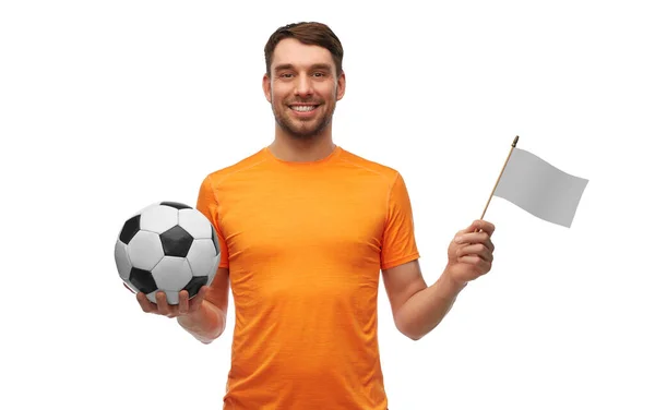 Hombre o fanático del fútbol con pelota de fútbol y bandera — Foto de Stock