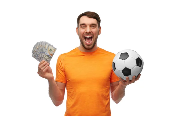 Fanático del fútbol feliz con pelota de fútbol y dinero — Foto de Stock