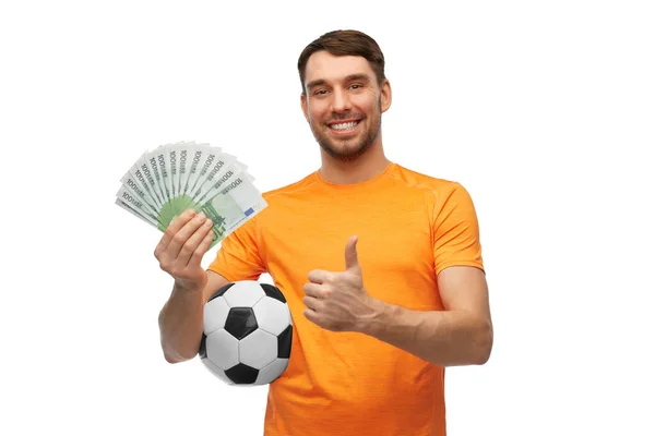 Fanático del fútbol feliz con pelota de fútbol y dinero — Foto de Stock