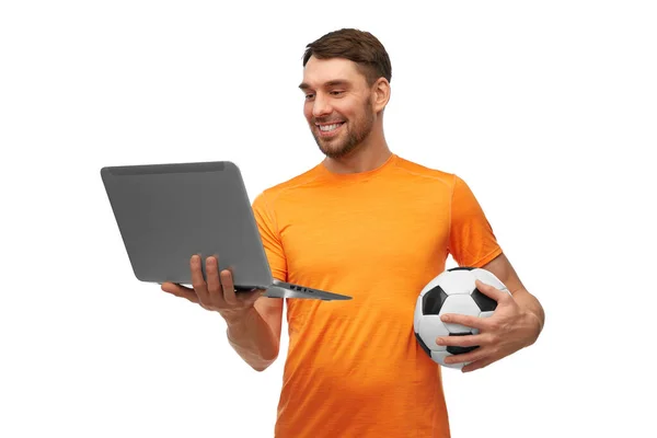Людина або футбольний вентилятор з футбольним м'ячем і ноутбуком — стокове фото