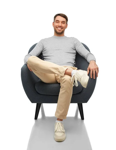 Щасливий усміхнений чоловік сидить у кріслі — стокове фото