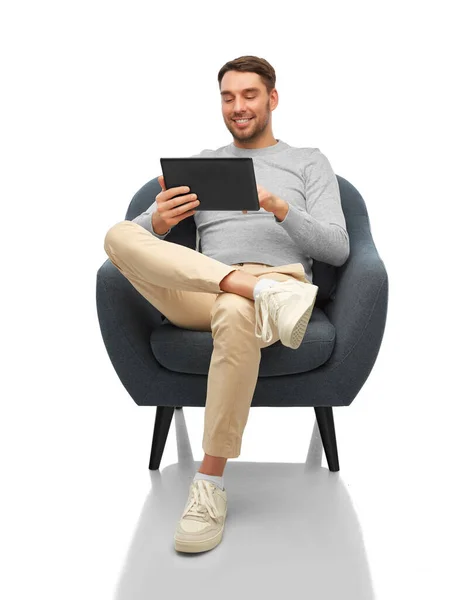 Hombre sonriente con Tablet PC sentado en la silla — Foto de Stock