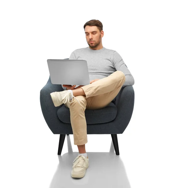 Man with laptop sitting in chair — Foto Stock