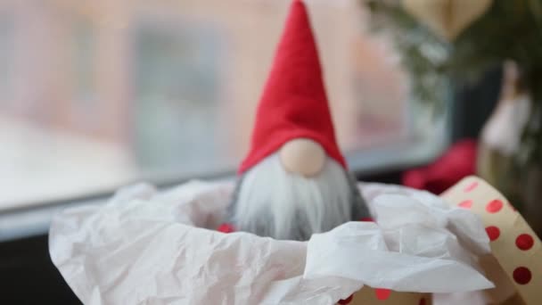 Navidad gonk en caja de regalo en alféizar ventana en casa — Vídeo de stock