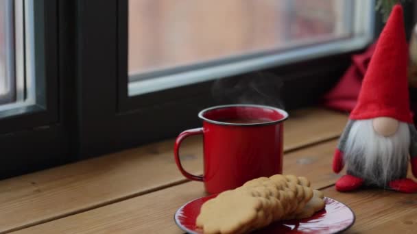 Різдвяний коник, кава і печиво на підвіконні — стокове відео