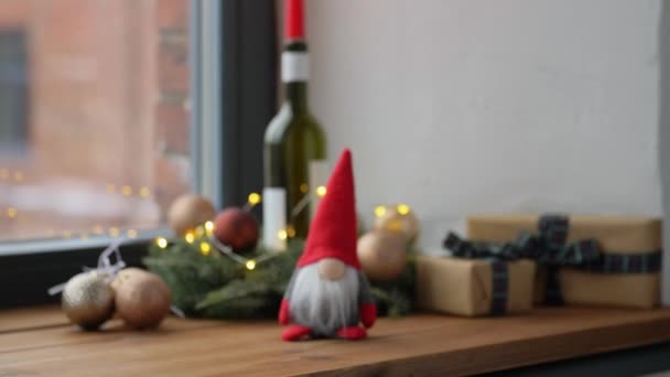 Gonk, julklappar och krans på fönsterbrädan — Stockvideo