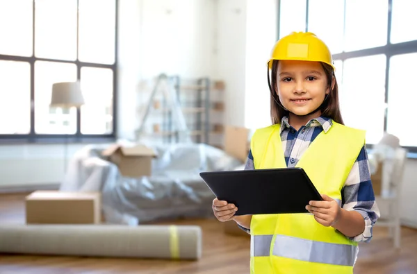 Niña en casco y chaleco de seguridad con tableta pc — Foto de Stock