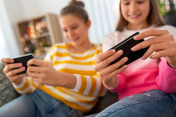 Meninas adolescentes felizes com smartphone em casa — Fotografia de Stock