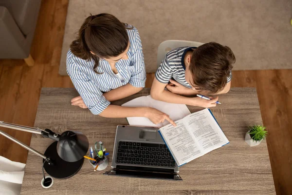 Mor och son gör läxor tillsammans — Stockfoto