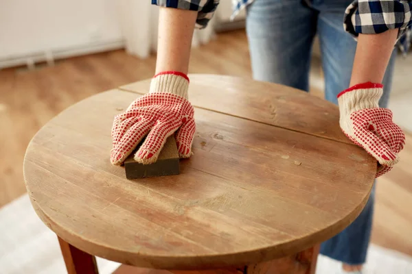 Mujer lijar vieja mesa redonda de madera con esponja —  Fotos de Stock