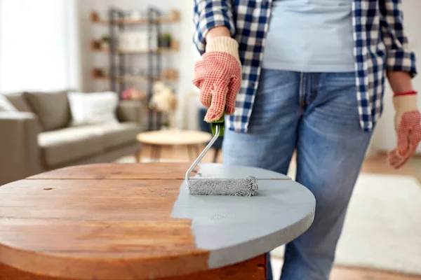 Woman painting old wooden table in grey color — Stock Photo, Image