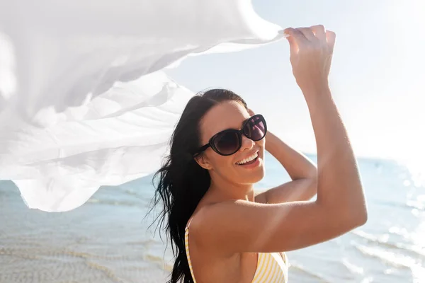 Bikini mayo giymiş, plajda üstünü örten bir kadın. — Stok fotoğraf